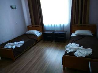 Отель Almaz-Plus Полтава Двухместный номер с 2 отдельными кроватями и душем-1